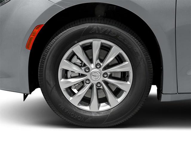 Photo of 2018 Brilliant Black Crystal Pearlcoat Chrysler Pacifica