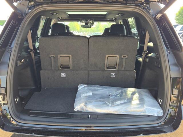 Photo of 2025 Diamond Black Crystal Pearlcoat Jeep Grand Cherokee L