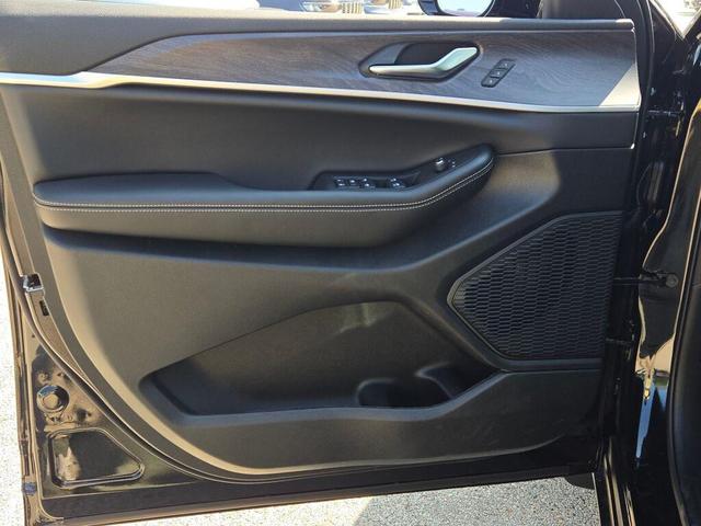 Photo of 2025 Diamond Black Crystal Pearlcoat Jeep Grand Cherokee L