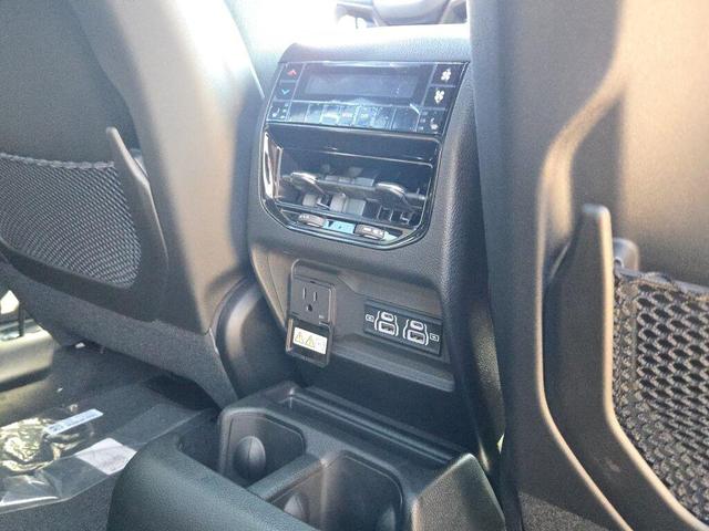 Photo of 2025 Diamond Black Crystal Pearlcoat Jeep Grand Cherokee L