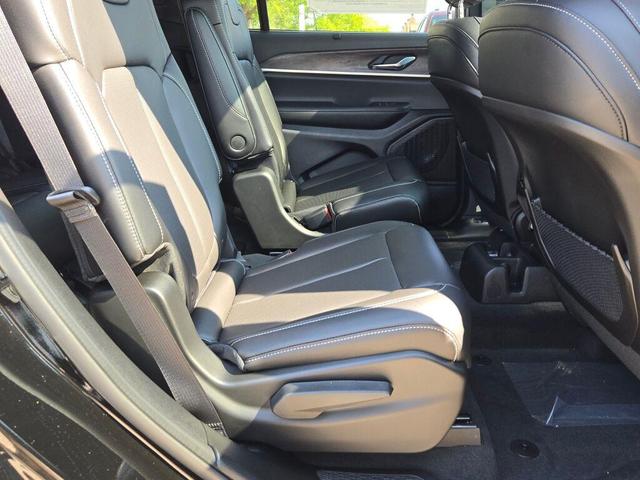 Photo of 2025 Diamond Black Crystal Pearlcoat Jeep Grand Cherokee L