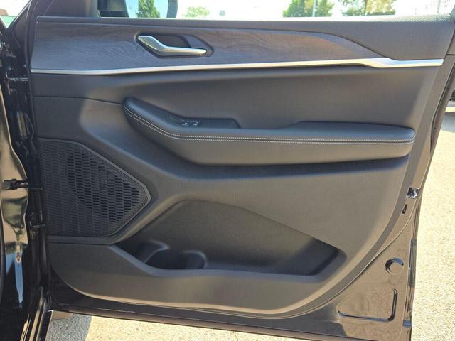 Photo of 2025 Diamond Black Crystal Pearlcoat Jeep Grand Cherokee L