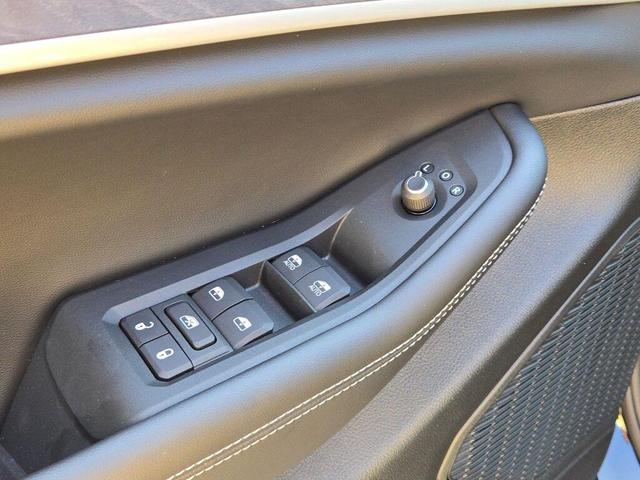 Photo of 2025 Diamond Black Crystal Pearlcoat Jeep Grand Cherokee L