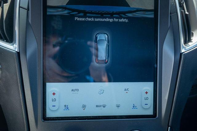 Photo of 2022 Iconic Silver Metallic Ford Edge