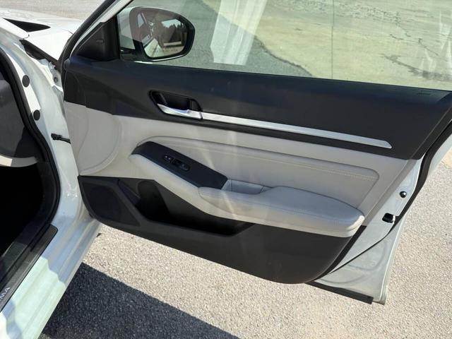 Photo of 2019 White Nissan Altima