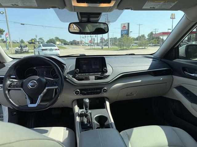Photo of 2019 White Nissan Altima