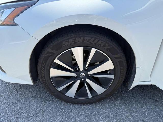 Photo of 2019 White Nissan Altima