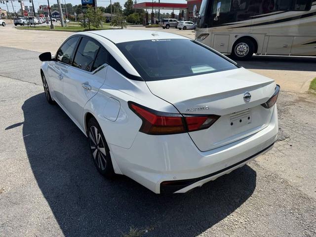 Photo of 2019 White Nissan Altima