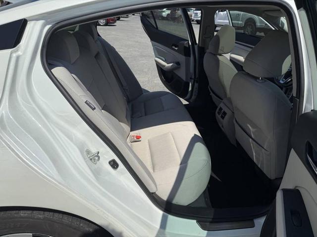 Photo of 2019 White Nissan Altima