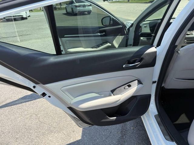 Photo of 2019 White Nissan Altima
