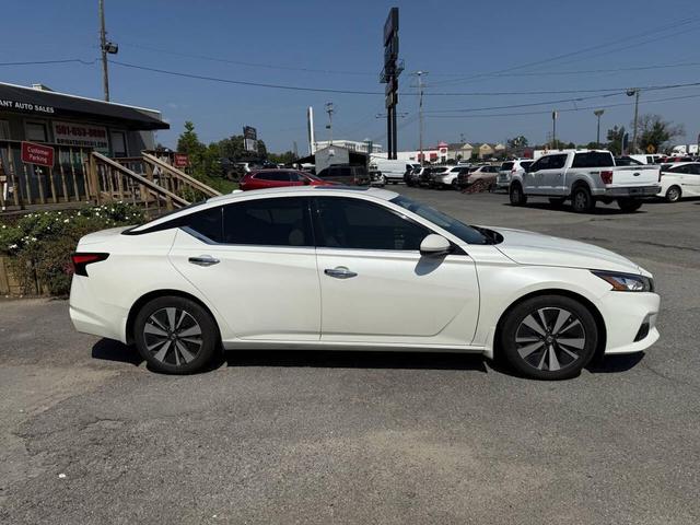 Photo of 2019 White Nissan Altima