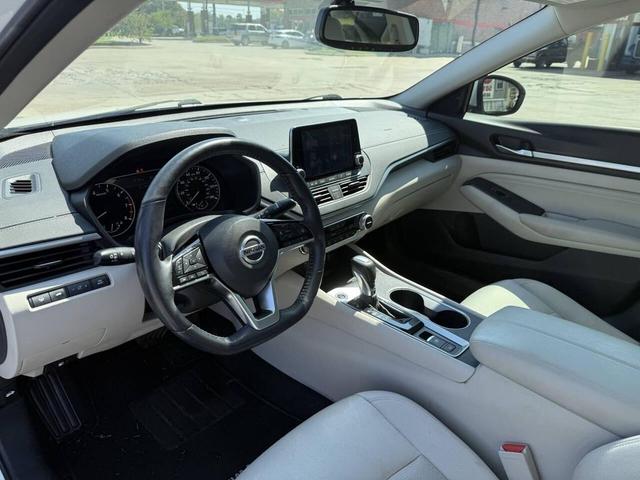 Photo of 2019 White Nissan Altima