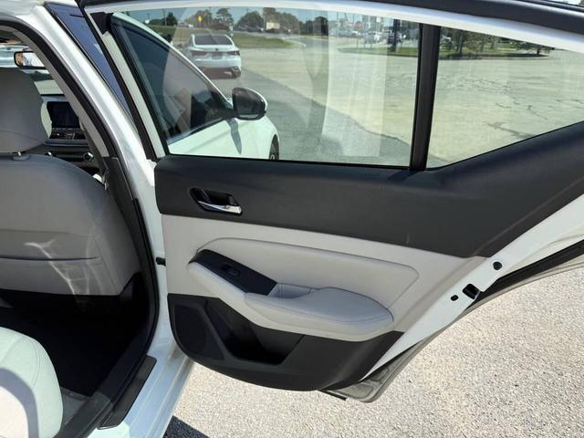 Photo of 2019 White Nissan Altima