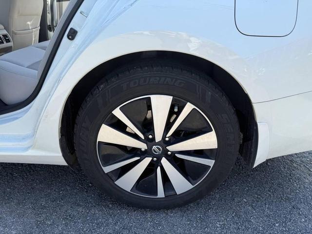Photo of 2019 White Nissan Altima