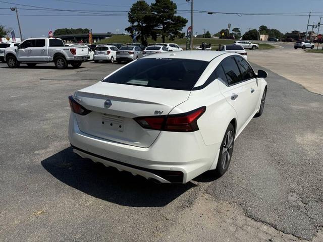 Photo of 2019 White Nissan Altima