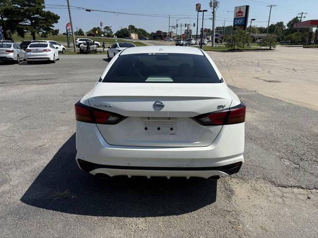 Photo of 2019 White Nissan Altima