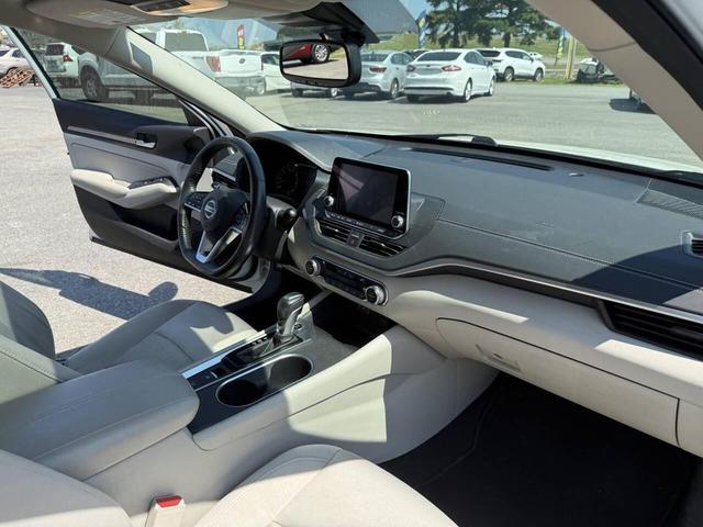 Photo of 2019 White Nissan Altima