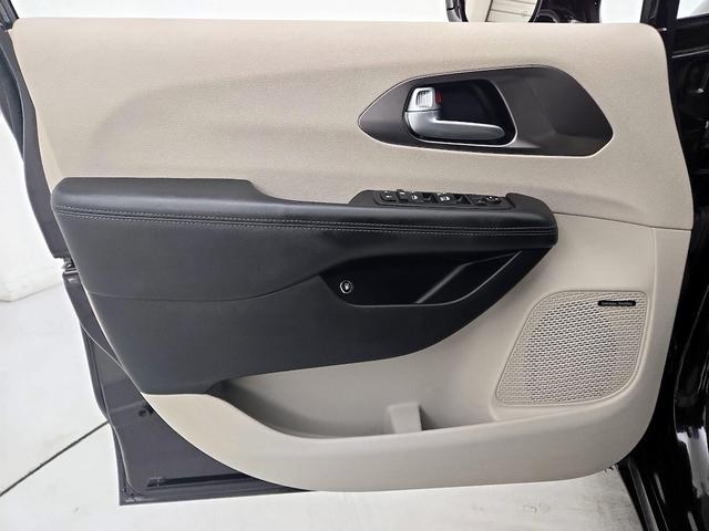 Photo of 2018 Burgundy Chrysler Pacifica Hybrid