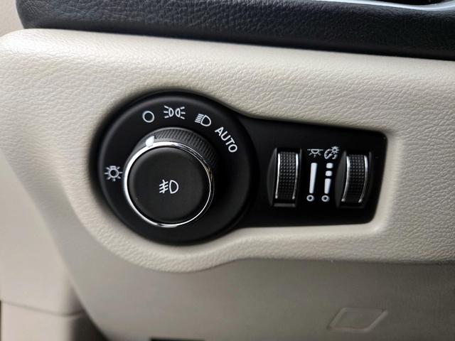 Photo of 2018 Burgundy Chrysler Pacifica Hybrid