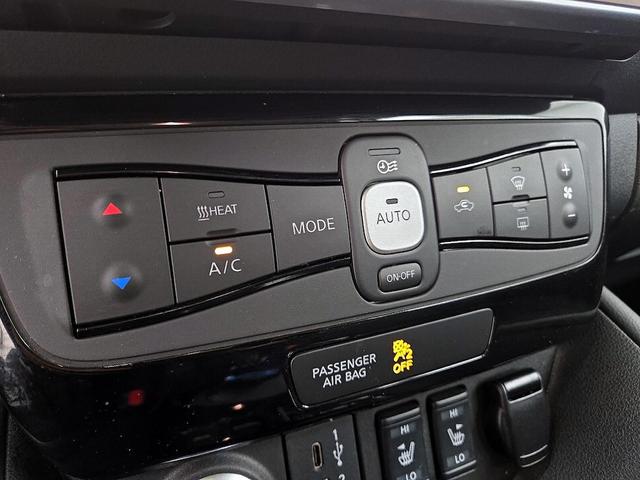 Photo of 2022 Silver Nissan Leaf