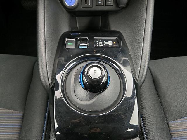 Photo of 2022 Silver Nissan Leaf