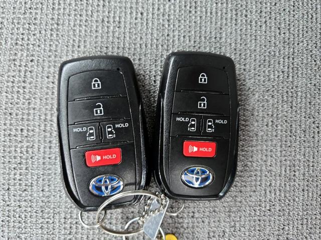 Photo of 2021 Gray Toyota Sienna