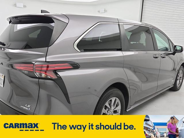 Photo of 2021 Gray Toyota Sienna