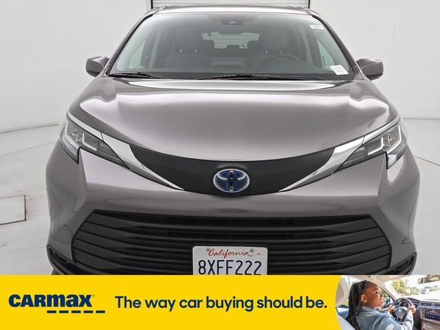 Photo of 2021 Gray Toyota Sienna