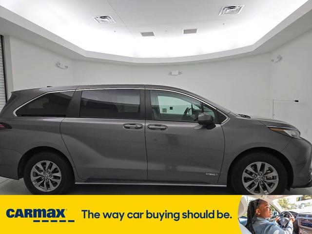 Photo of 2021 Gray Toyota Sienna