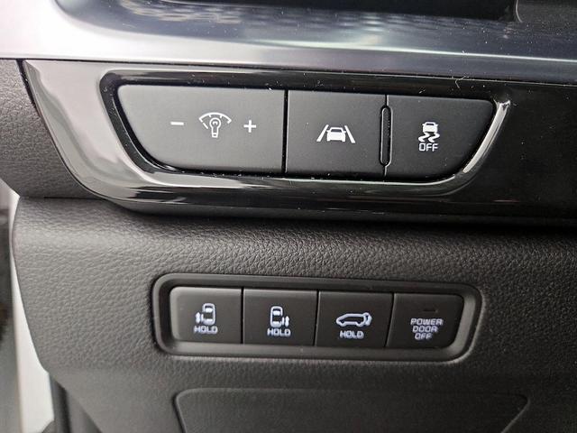 Photo of 2022 White Kia Carnival