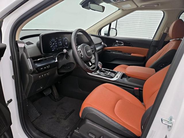 Photo of 2022 White Kia Carnival