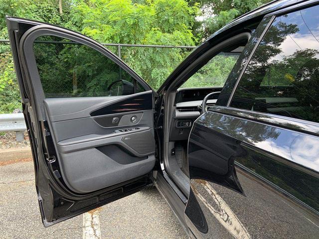 Photo of 2024 Infinite Black Metallic Lincoln Nautilus