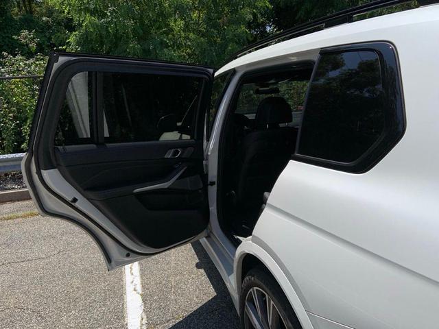 Photo of 2022 Mineral White Metallic BMW X7