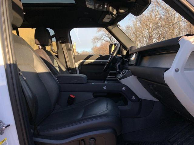 Photo of 2023 Yulong White Land Rover Defender