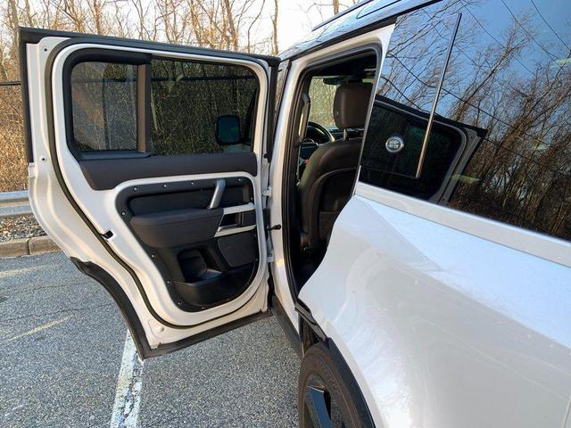 Photo of 2023 Yulong White Land Rover Defender