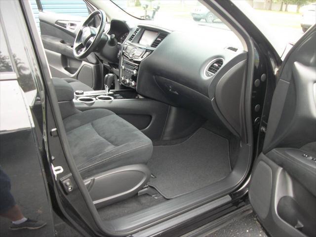 Photo of 2016 Black Nissan Pathfinder