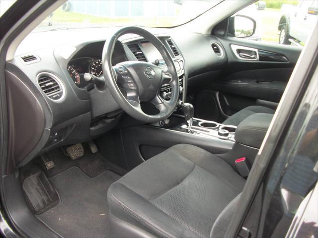 Photo of 2016 Black Nissan Pathfinder