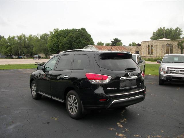 Photo of 2016 Black Nissan Pathfinder