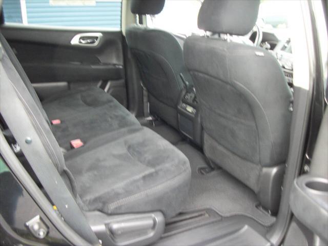 Photo of 2016 Black Nissan Pathfinder