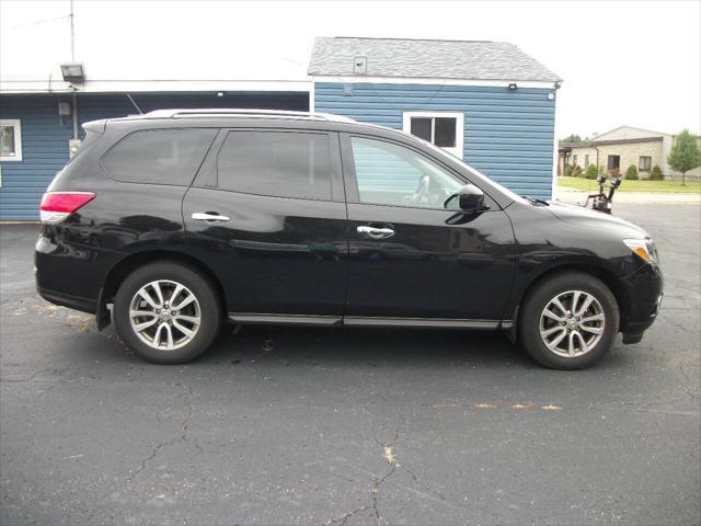 Photo of 2016 Black Nissan Pathfinder