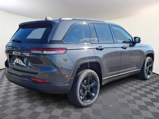 Photo of 2025 Metallic Jeep Grand Cherokee