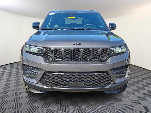 Photo of 2025 Metallic Jeep Grand Cherokee