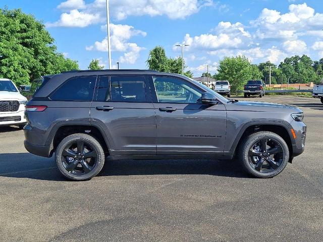 Photo of 2025 Metallic Jeep Grand Cherokee
