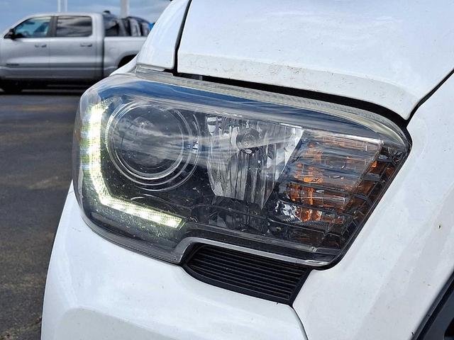 Photo of 2018 Super White Toyota Tacoma