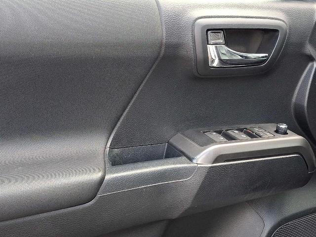 Photo of 2018 Super White Toyota Tacoma