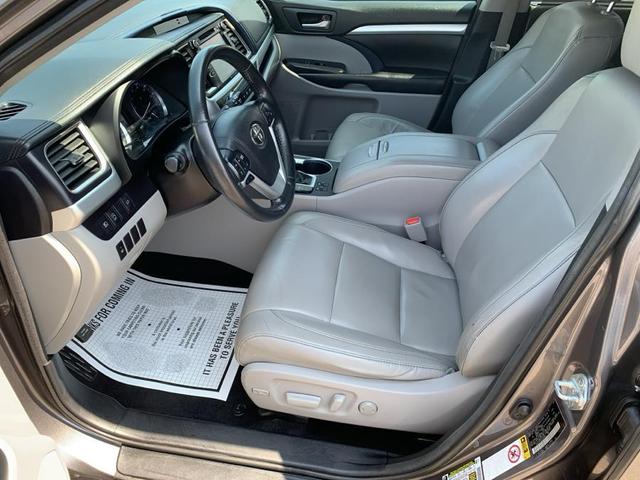 Photo of 2018 Predawn Gray Mica Toyota Highlander