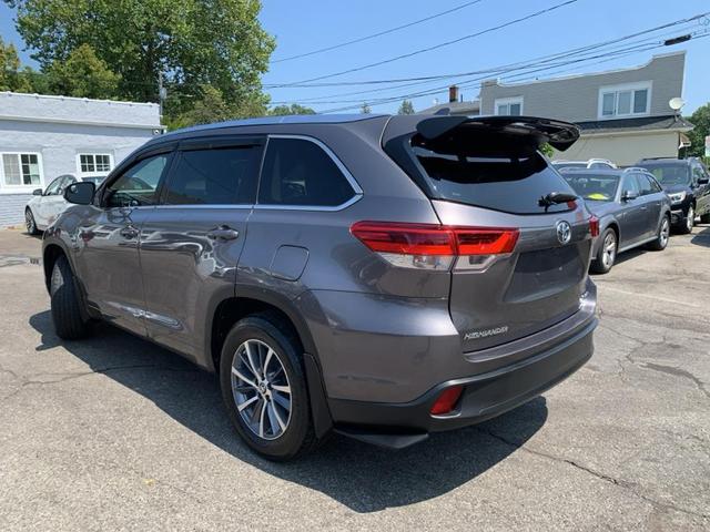 Photo of 2018 Predawn Gray Mica Toyota Highlander