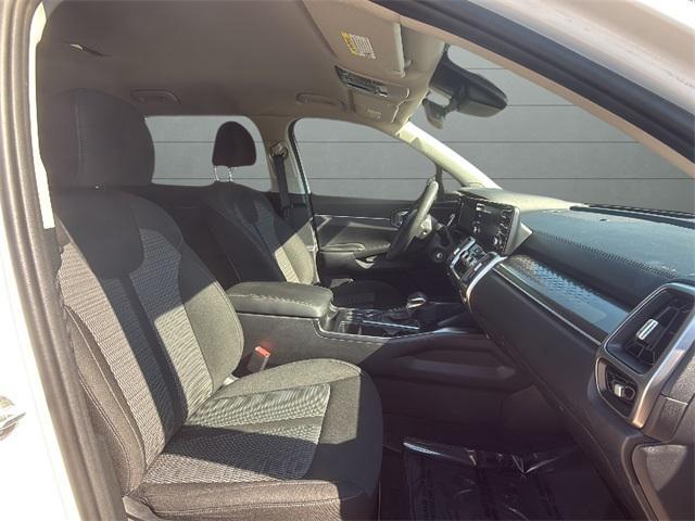 Photo of 2023 Glacial White Pearl Kia Sorento