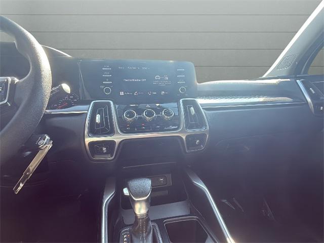 Photo of 2023 Glacial White Pearl Kia Sorento