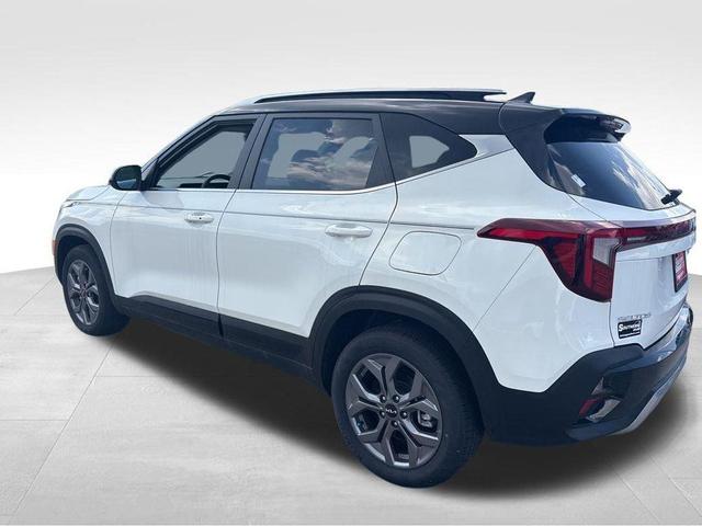 Photo of 2024 Clear White / Black Roof Kia Seltos